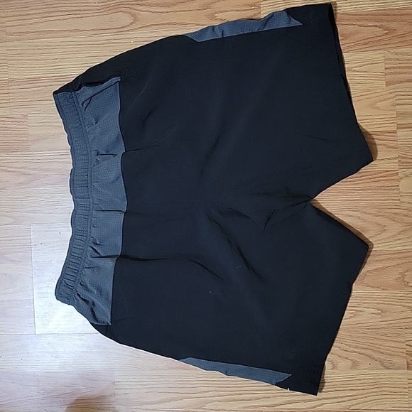 Nike mens black & grey shorts (L) - Picture 3 of 4